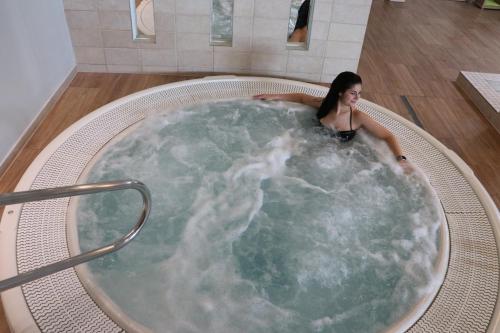 熱水浴缸, Hotel U Zámečku Cihelny (Hotel U Zamecku Cihelny) in 卡羅維瓦利郊區
