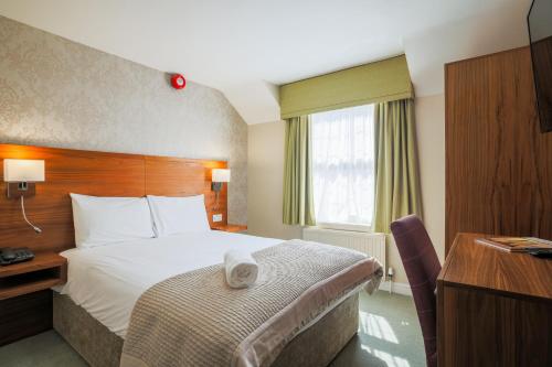 1 double bed, 1 twin bed