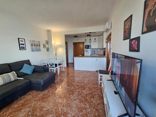 La Roca-Mediterráneo Views, 8th Floor-New Kitchen- POOL- Parking-Air Conditioning, Ceiling Fans & Free WIFI 4