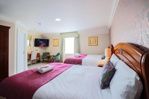 1 queen bed, 1 twin bed
