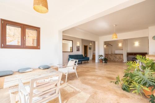2 bedrooms, 8 beds