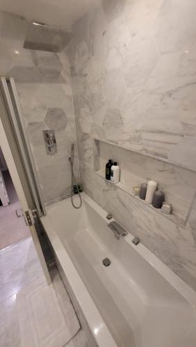 Bad, Stylish Modern 3 bedroom house free parking near Burrell Collection