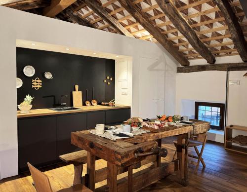 virtuve, Vila Kobdilj 1835 Historic Homestead with Shared Courtyard in Stanjel