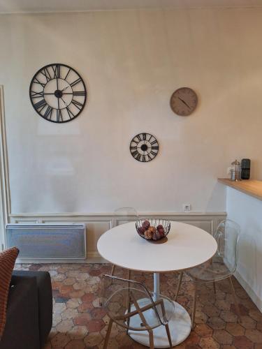 Le Clémenceau face à la Charente 2 chambres (Le Clemenceau face a la Charente 2 chambres) in Saintes