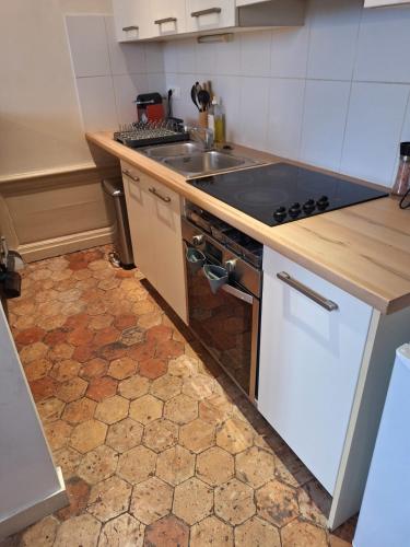 Le Clémenceau face à la Charente 2 chambres (Le Clemenceau face a la Charente 2 chambres) in Saintes