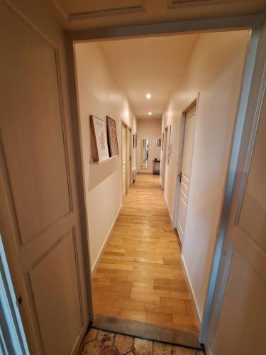 Le Clémenceau face à la Charente 2 chambres (Le Clemenceau face a la Charente 2 chambres) in Saintes