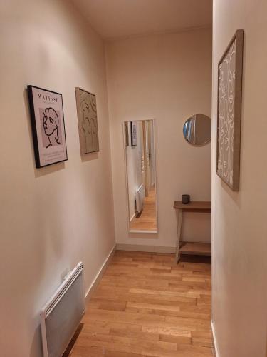 Le Clémenceau face à la Charente 2 chambres (Le Clemenceau face a la Charente 2 chambres) in Saintes