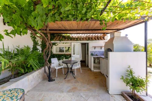 Tiny house 12m2 in holiday park with 55 m2 pool, Tolox (Foto 3)