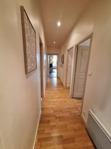 Le Clémenceau face à la Charente 2 chambres (Le Clemenceau face a la Charente 2 chambres) in Saintes