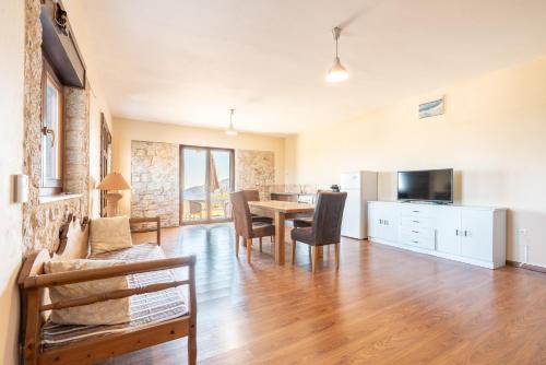 2 bedrooms, 5 beds