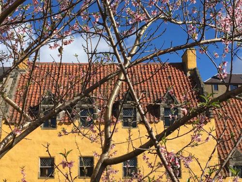 A 2 Bedroom flat in Culross home of Outlander in Culross