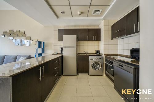 Contemporary One Bedroom with Full Marina View, Dubaj (fotografie 3)