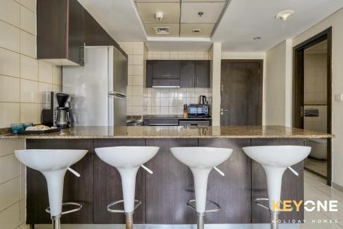Contemporary One Bedroom with Full Marina View, Dubaj (fotografie 4)