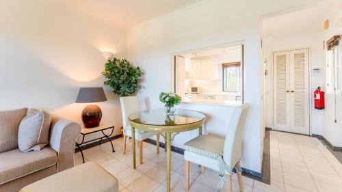 1 BDR Flat With Pool - 125D Gramacho by LovelyStay, Estômbar (foto 9)