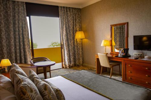 Deluxe Double or Twin Room with Balcony image 3