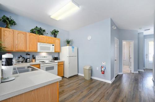 Luxury 3-bdr house with pool next to Disney thumb 4