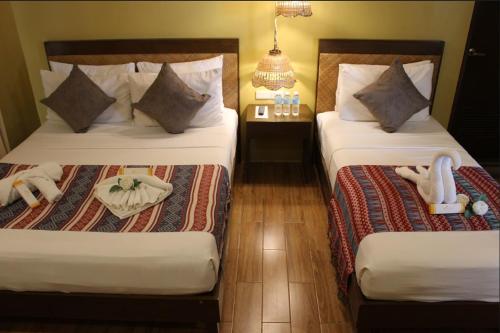 1 queen bed, 1 twin bed
