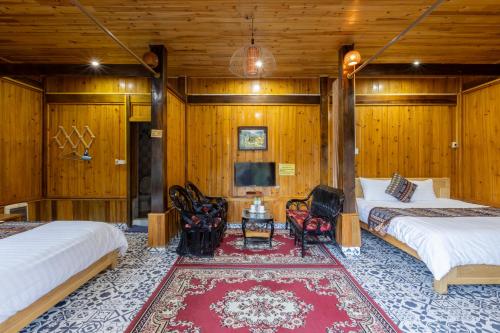 Family Room with Garden View image 9