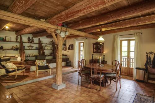 Les Trois Noyers in แตยัก