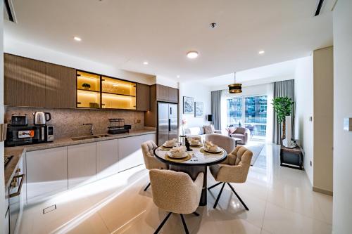 Homes Beyond I Stunning Oceanfront 2 BR Apartment, Dubai (photo 5)