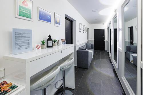 White Apartments - image 7