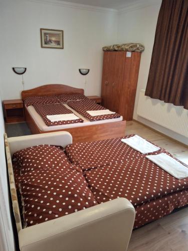 1 queen bed, 1 twin bed