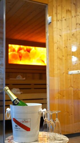 Best Western Plus Royal Suites - image 10