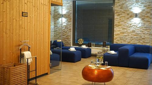 Best Western Plus Royal Suites - image 2