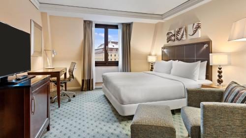Deluxe Double Room image 3