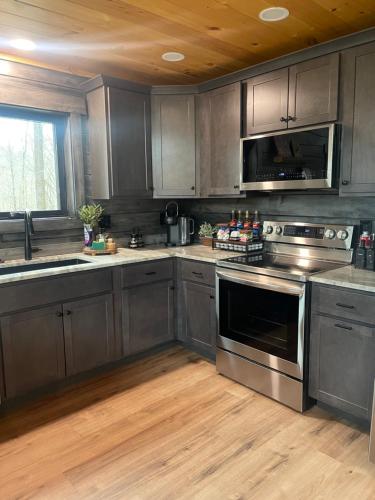 The Quana - Hot tub, fire pit, and Huge Entertainment Area in New Plymouth (OH)