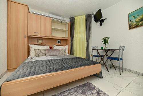 1 queen bed