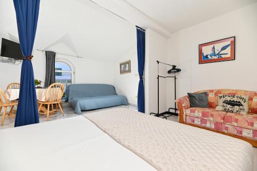 1 queen bed, 1 sofa bed