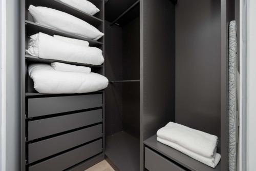 Apartment Sarmacka Wilanów with Parking Sauna & Gym by Noclegi Renters - image 4
