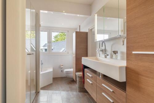 Fürdőszoba, Het Schoolhuis in Ferwerd