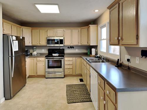 Kickback Kabin 3 Bedrooms Deck Hot Tub Pool Access Sleeps 6 - image 11