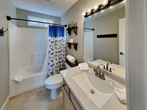 Kickback Kabin 3 Bedrooms Deck Hot Tub Pool Access Sleeps 6 - image 12