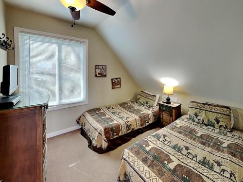 Kickback Kabin 3 Bedrooms Deck Hot Tub Pool Access Sleeps 6 - image 6