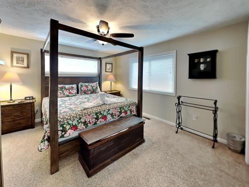 Kickback Kabin 3 Bedrooms Deck Hot Tub Pool Access Sleeps 6 - image 14