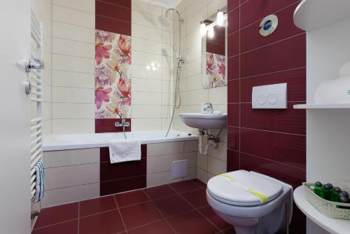 Magenta Apartment with Balcony image 10