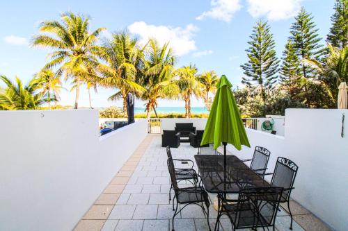 Beachfront Townhouse with private patio, direct beach access, gym, bars & free parking! in Miami Beach, USA