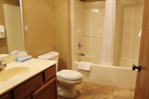 Two Bed Condo at Wild Eagle Lodge on Duck Lake #220, Eagle River (foto 6)