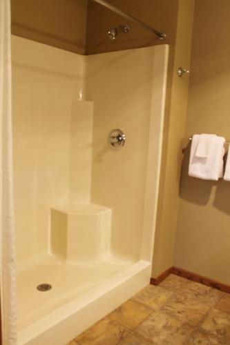 Two Bed Condo at Wild Eagle Lodge on Duck Lake #220, Eagle River (foto 3)
