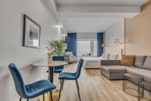 Initial/Bluebird/Downtown Qc