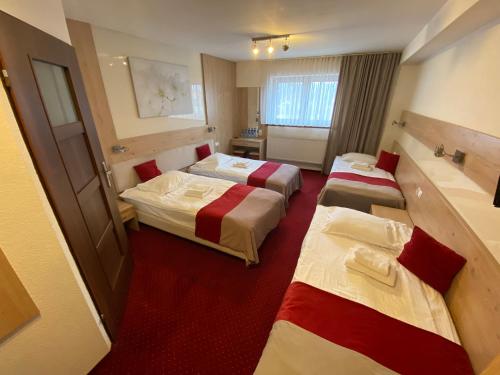 1 queen bed, 2 twin beds
