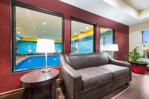 Lobby, Econo Lodge Inn & Suites in Monee (IL)
