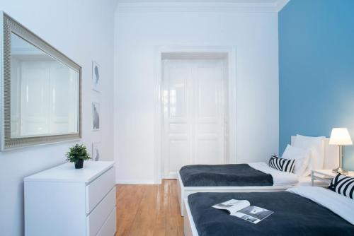 New trendy central apartment at the perfect location - image 10