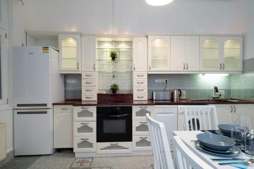 New trendy central apartment at the perfect location - image 7
