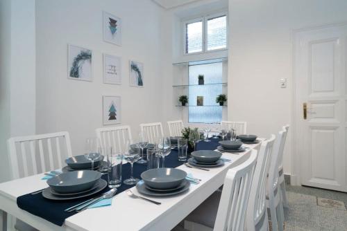 New trendy central apartment at the perfect location - image 14