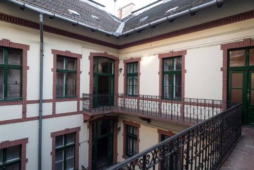 New trendy central apartment at the perfect location - image 12