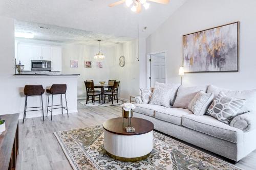 . 9 Mi to Dtwn Fayetteville: Condo w/ Pool Access!